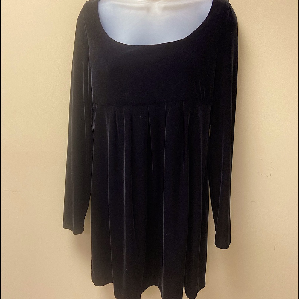 Jones New York long sleeve black velvet short dress.
